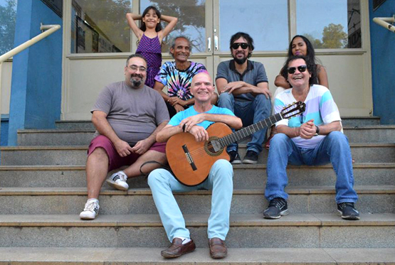 Professor Élcio Lucas (ao centro) com alguns dos convidados para o espetáculo 'Vida Consagrada' (Foto: Silvana Mameluque)